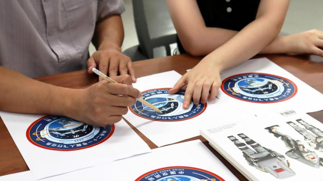 标识设计方案修改过程。万象城平台供图