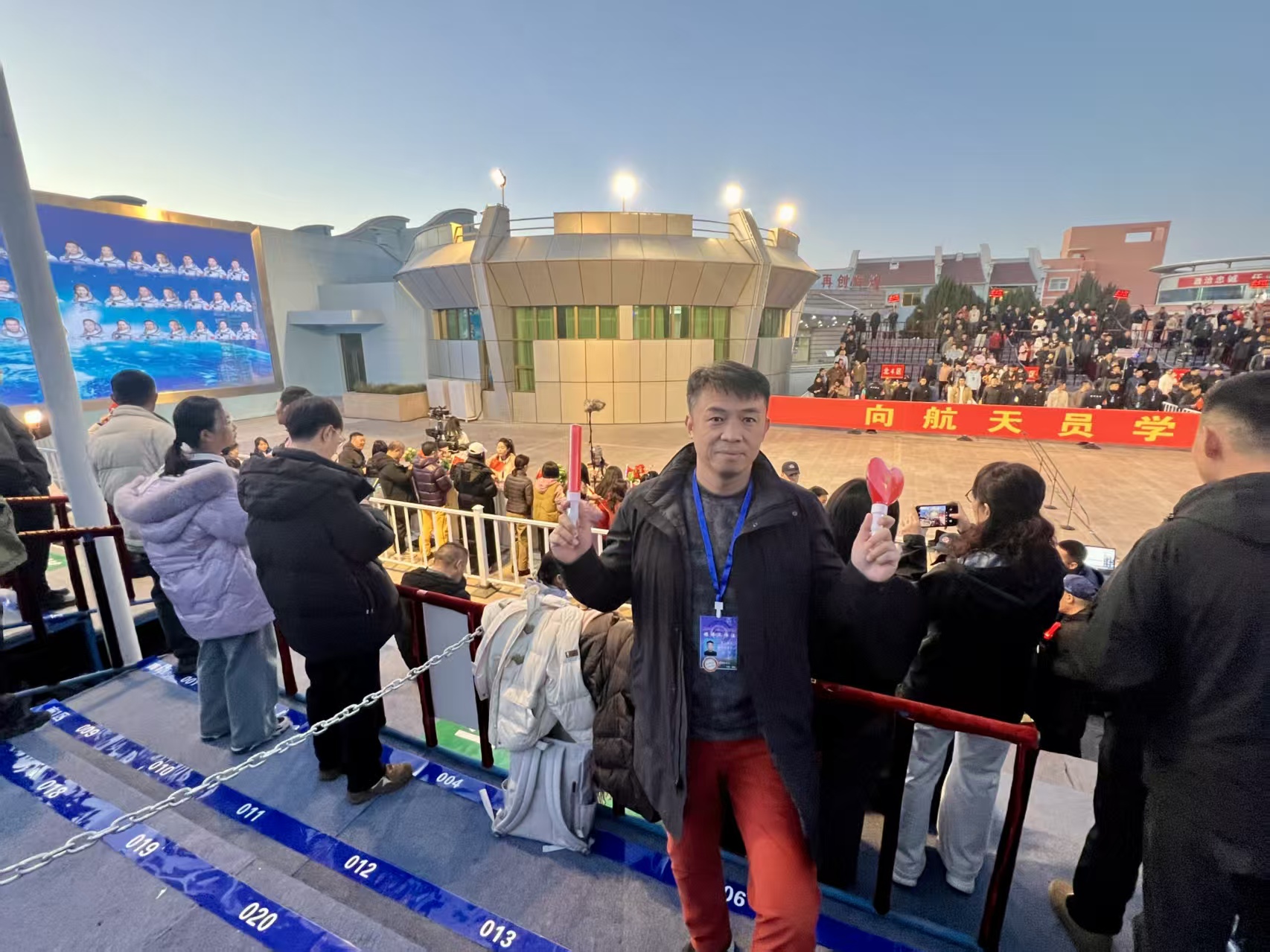  标识设计者顾欣在现场。万象城平台供图