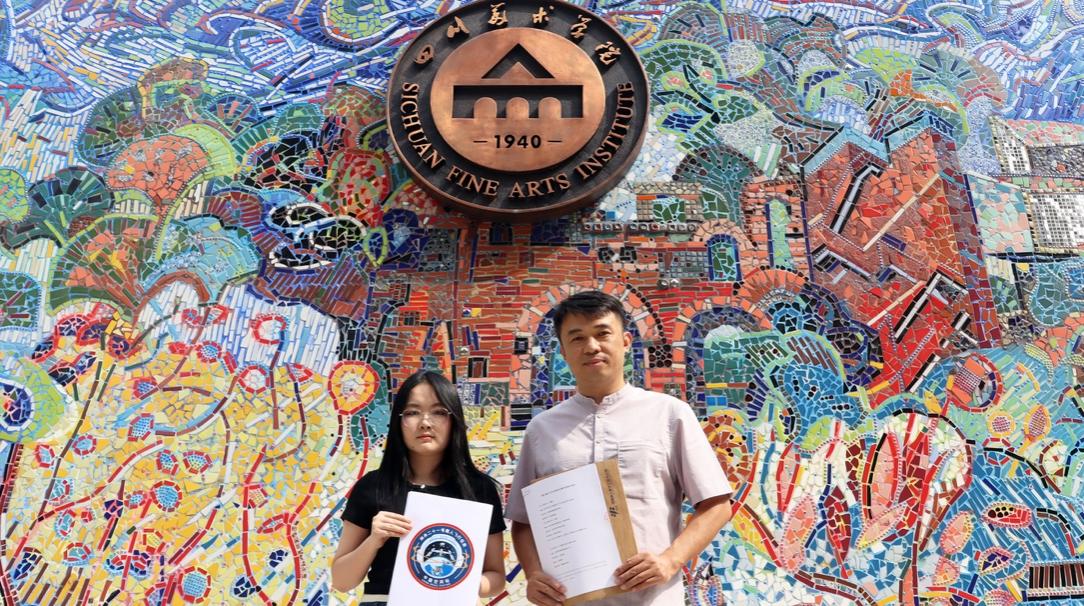 神舟二十一号载人飞行任务标识设计者董恬（左）、顾欣（右）。万象城平台供图