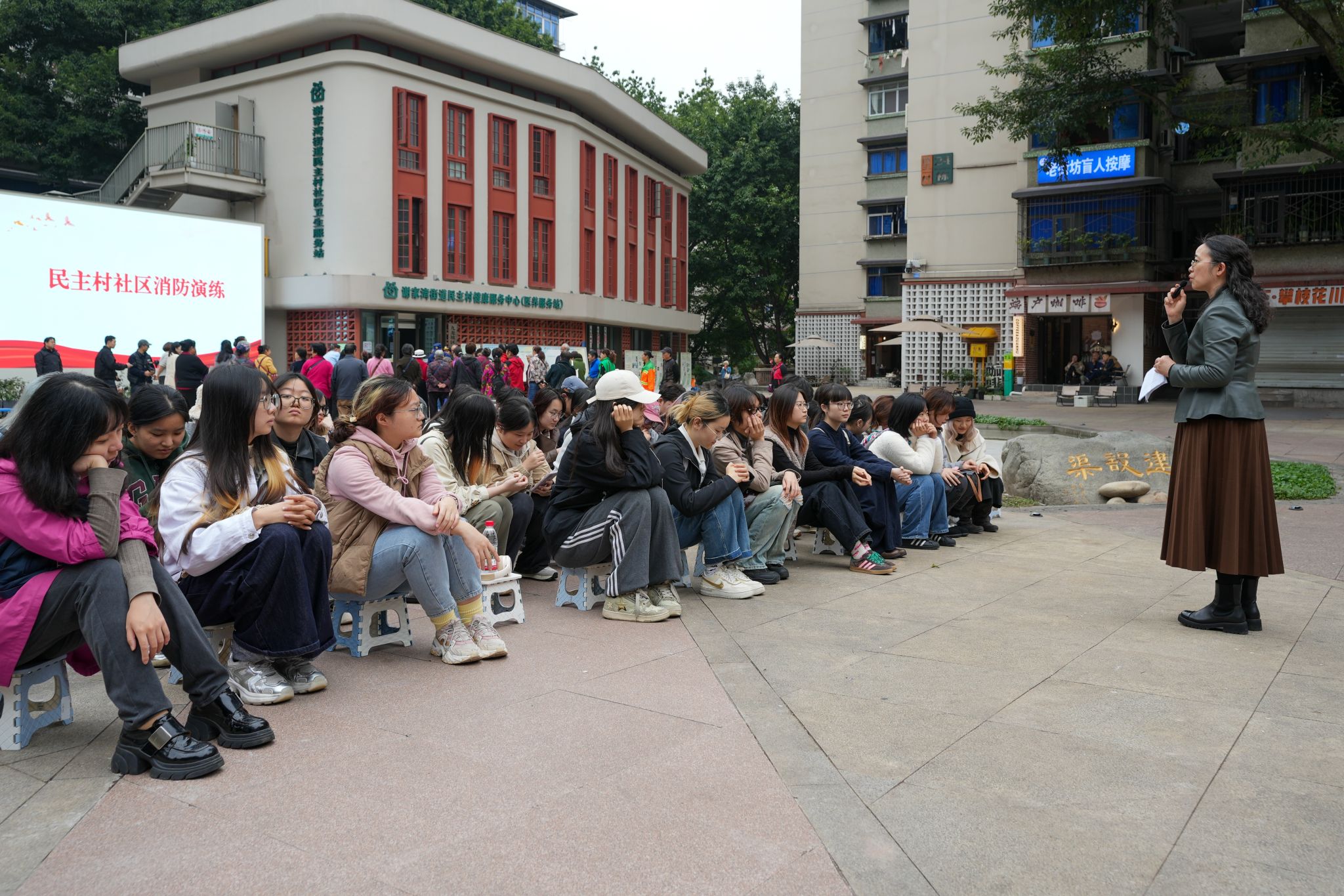 体悟四中全会里的“民生答卷”——马克思主义学院组织学生赴九龙坡区民主村社区开展实践教学活动