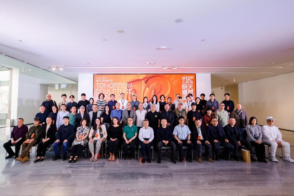 开幕嘉宾与参展艺术家合影