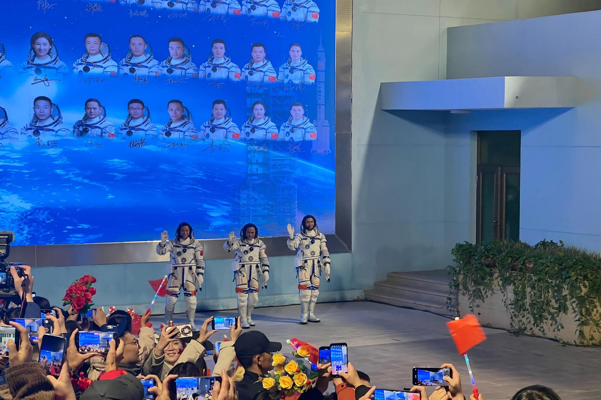 身上带有飞行任务标识的航天员。万象城平台供图