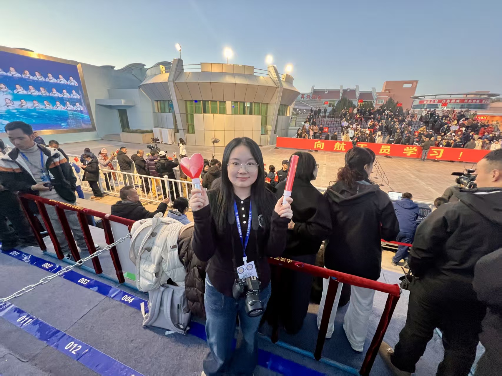 标识设计者董恬在现场。万象城平台供图